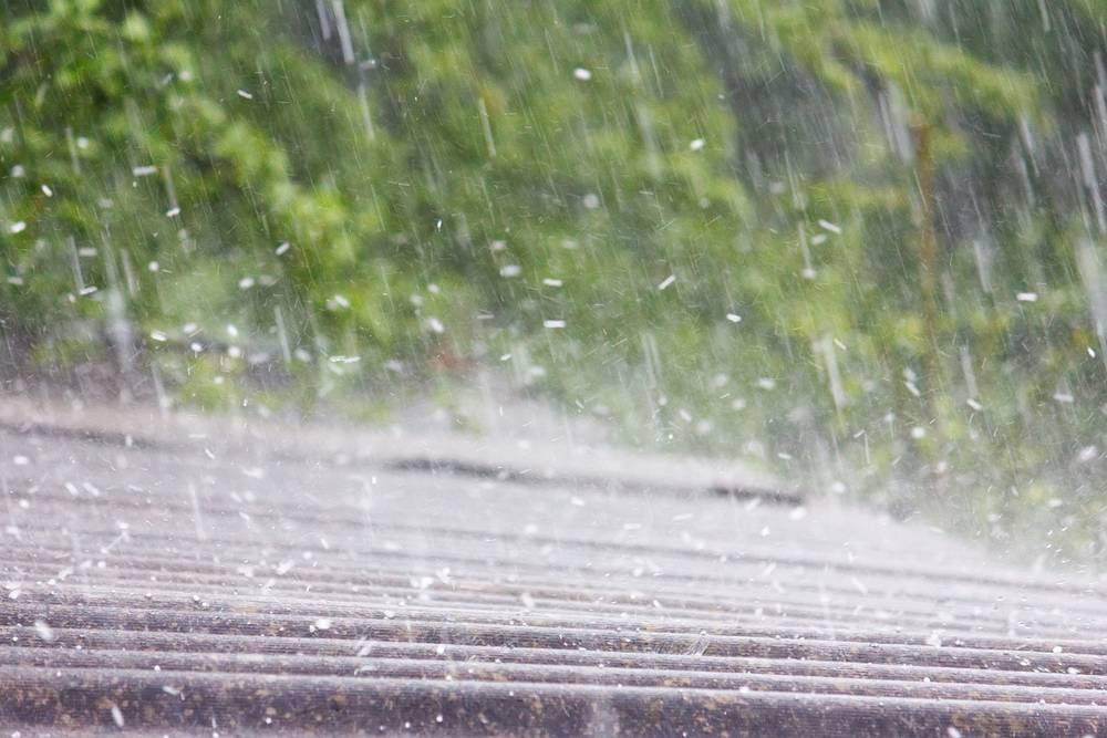 Deszcz padający na dach budynku po wykonaniu ocieplenia domu