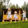 Strefa zabaw w ogrodzie — co warto przygotować dla dziecka?