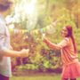 Badminton w ogrodzie. Jak wybrać miejsce na siatkę i przygotować przestrzeń do gry?